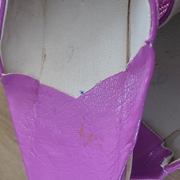 Shoe - Picture 2 of 4